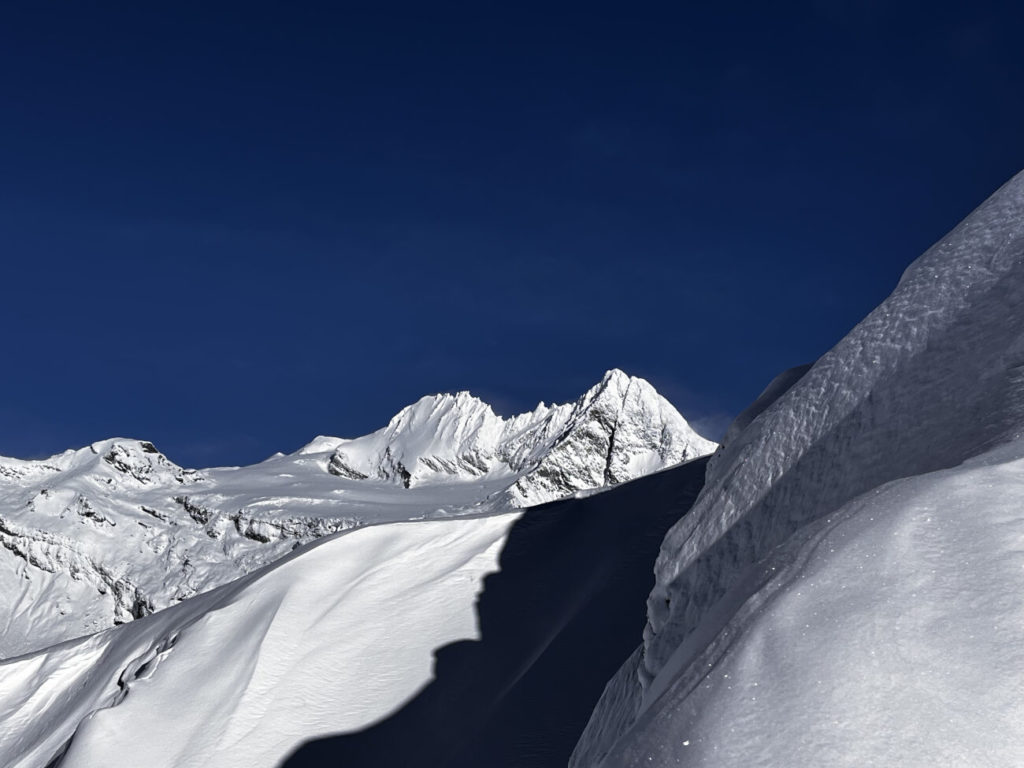 Beim Schitouren in Kals wird man immer von seiner Majestät dem Großglockner "verfolgt"