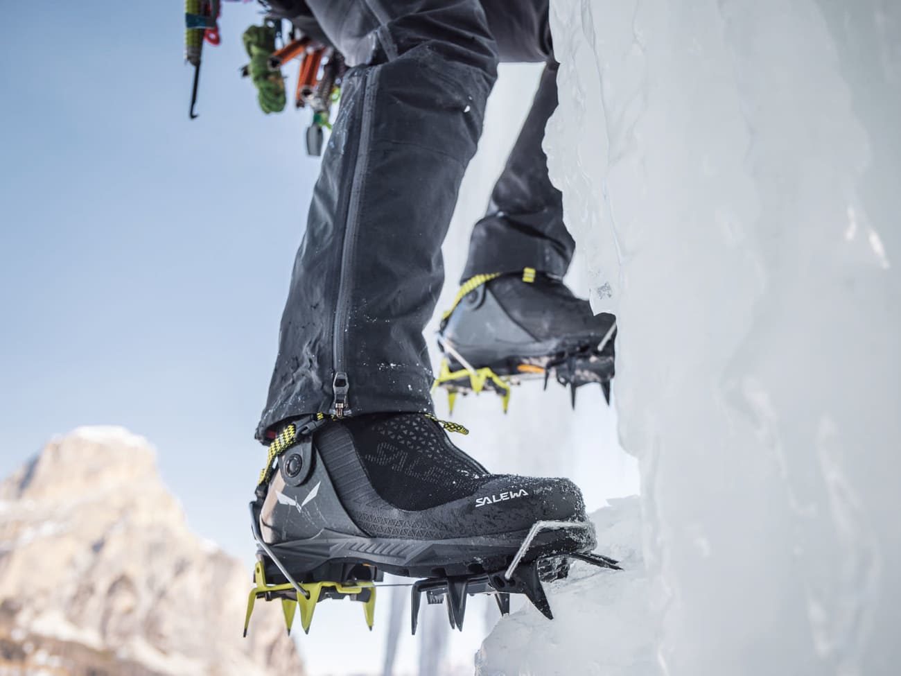Bewegungstechniken, Schlag- und Steigtechnik sind wichtige Themen unseren Eiskletterkurses für Fortgeschrittene.