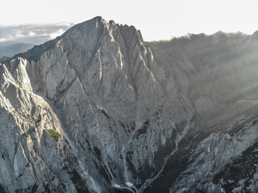 Die Hochstadel Nordwand, die zweithöchste Wand der Ostalpen, aus der Vogelperspektive.