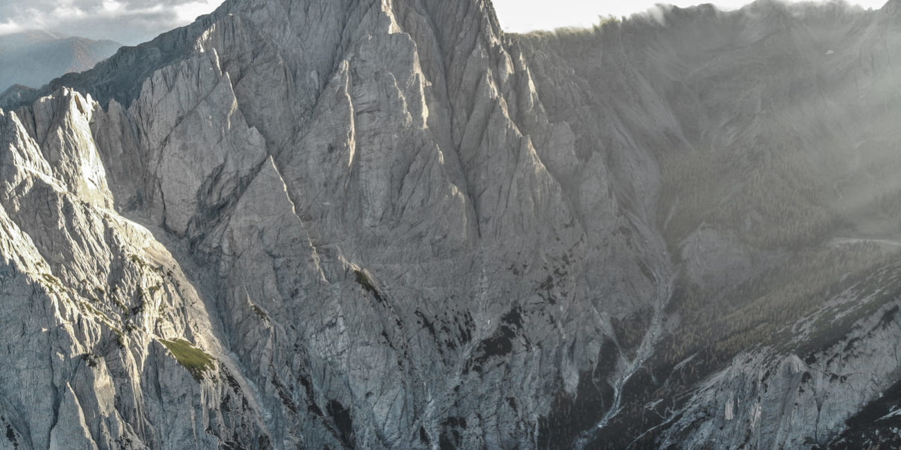 Die Hochstadel Nordwand, die zweithöchste Wand der Ostalpen, aus der Vogelperspektive.