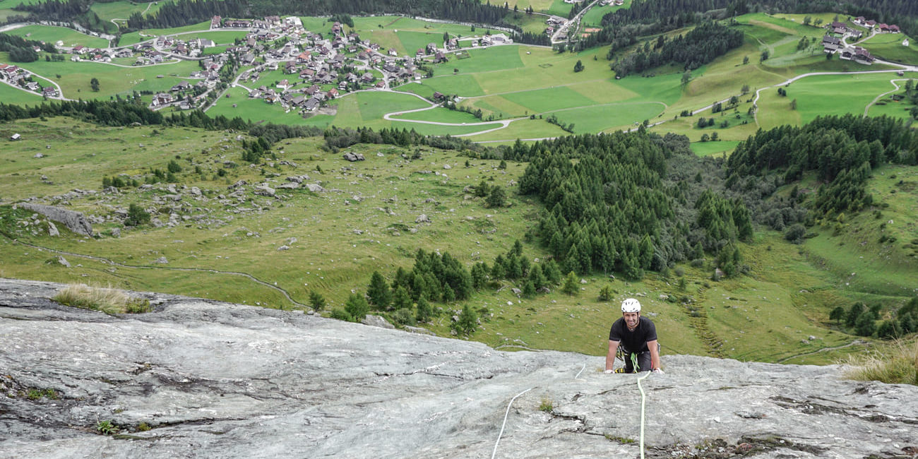 Herbert Wolsegger am Ende der Route "die Streif" angelangt. Jetzt darf abgeseilt werden!