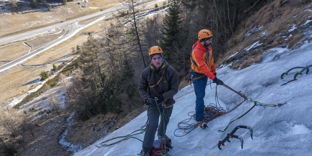 Standplatzbau und Standplatzwahl beim Eiskletterkurs für Fortgeschrittene.