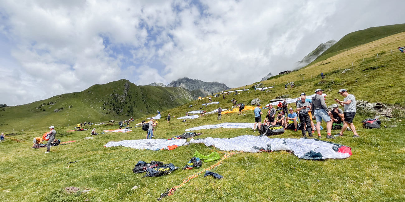 Bei der Niljochtrophy tummeln sich viele Fliegerfreunde an diesem schönen Startplatz.