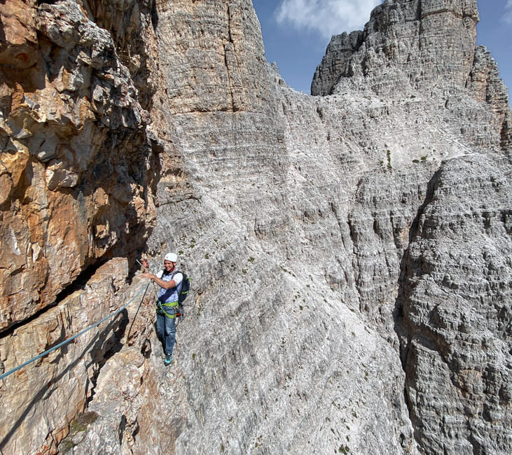 Steiler Quergang in der "gelben Kante". Die Punta Frida im Hintergrund.