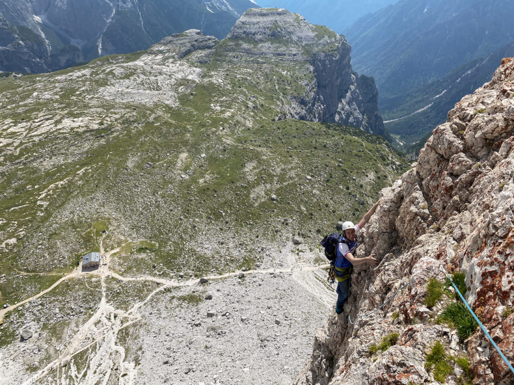 An der "gelben Kante" unterwegs, im Hintergrund die Lavaredo Hütte.