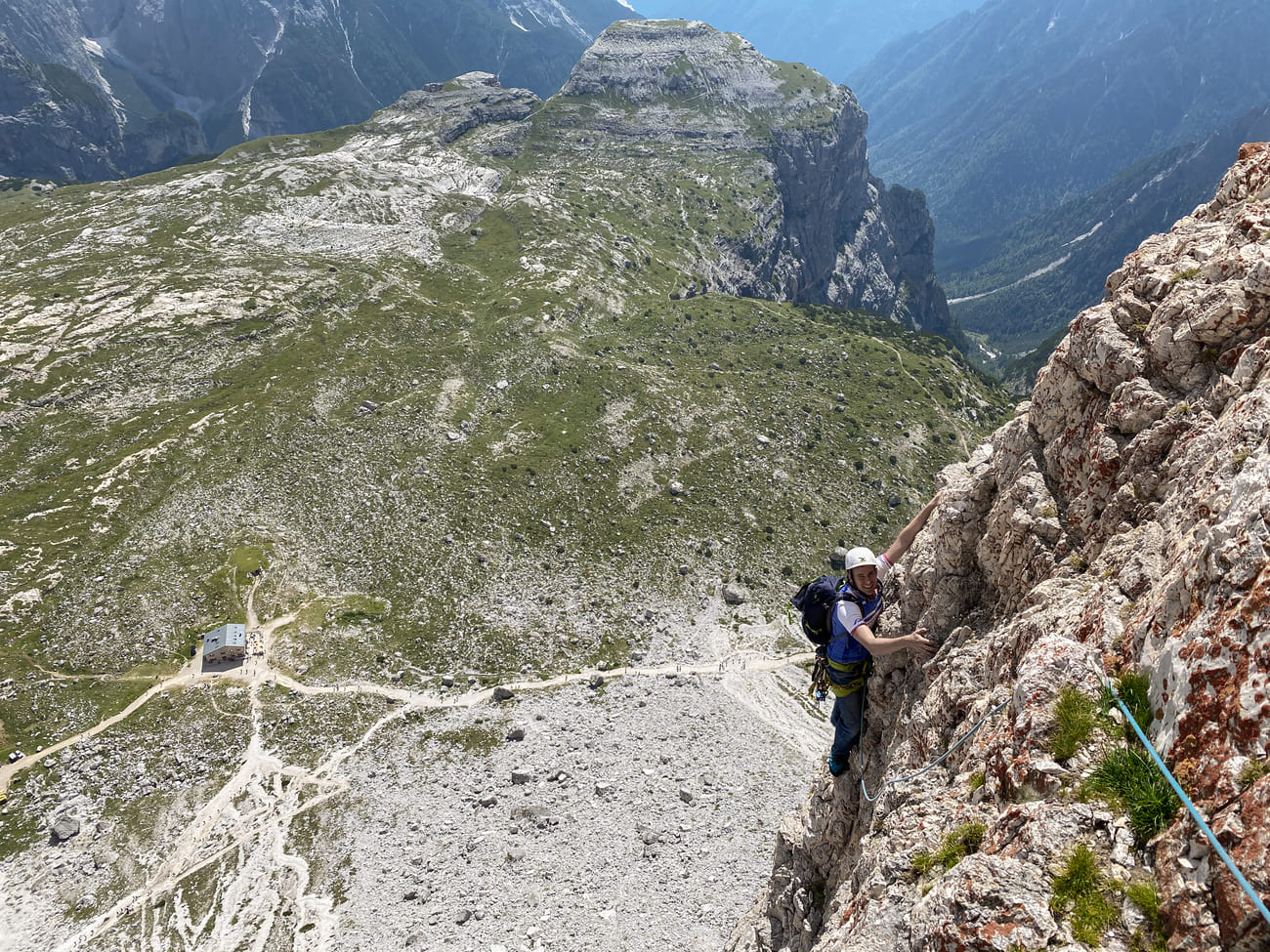 An der "gelben Kante" unterwegs, im Hintergrund die Lavaredo Hütte.