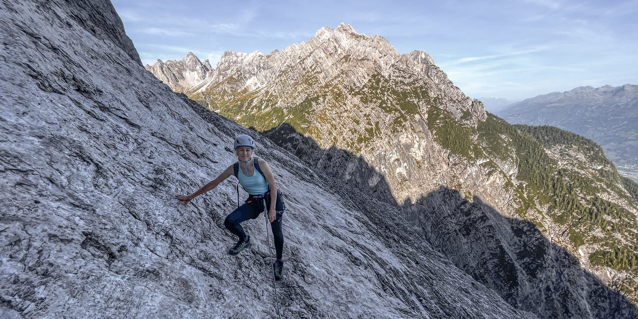 Platten, Kamine und Quergänge bestimmen die Kletterei in der Hochstadel Nordwand.