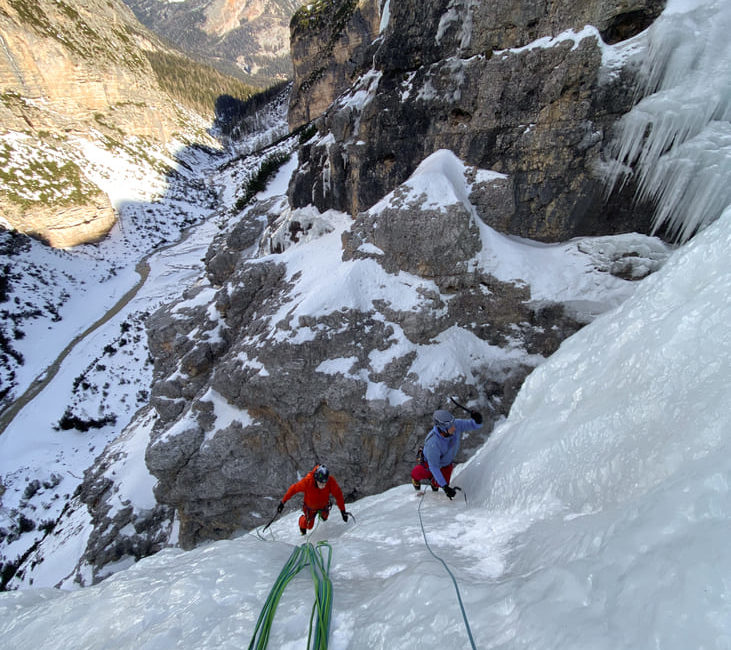Eisklettern im Eiskletterparadies "Val Travenanzes", hier am kanadischen Traum (WI4-6)