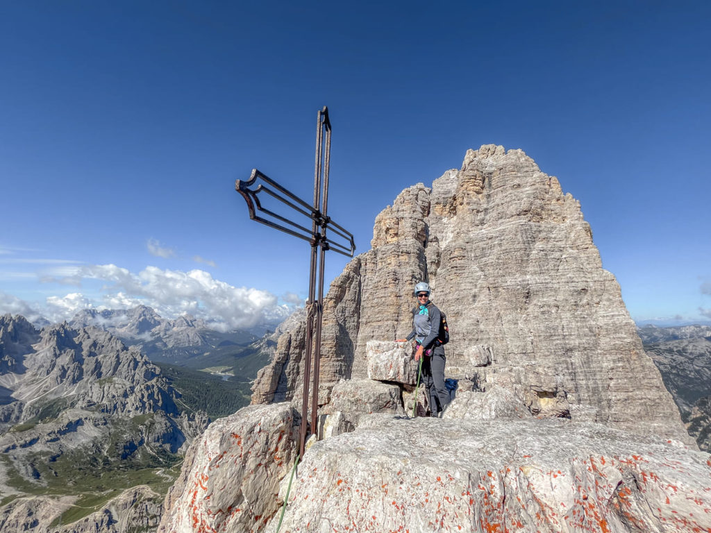 Am Gipfel der kleinen Zinne angelangt. Die große Zinne im Hintergrund.