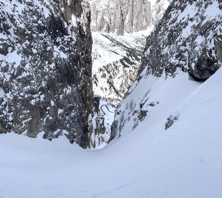 Eine steile Rinne hoch übern Grödnerjoch.