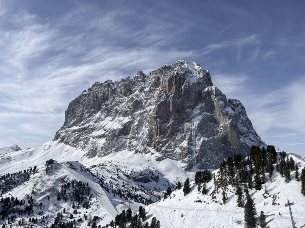 Der Langkofel ist ein mächtiges Massiv hoch übern Grödner Tal.