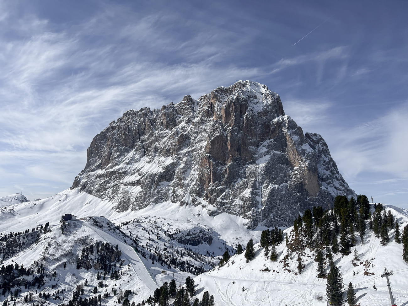 Der Langkofel ist ein mächtiges Massiv hoch übern Grödner Tal.