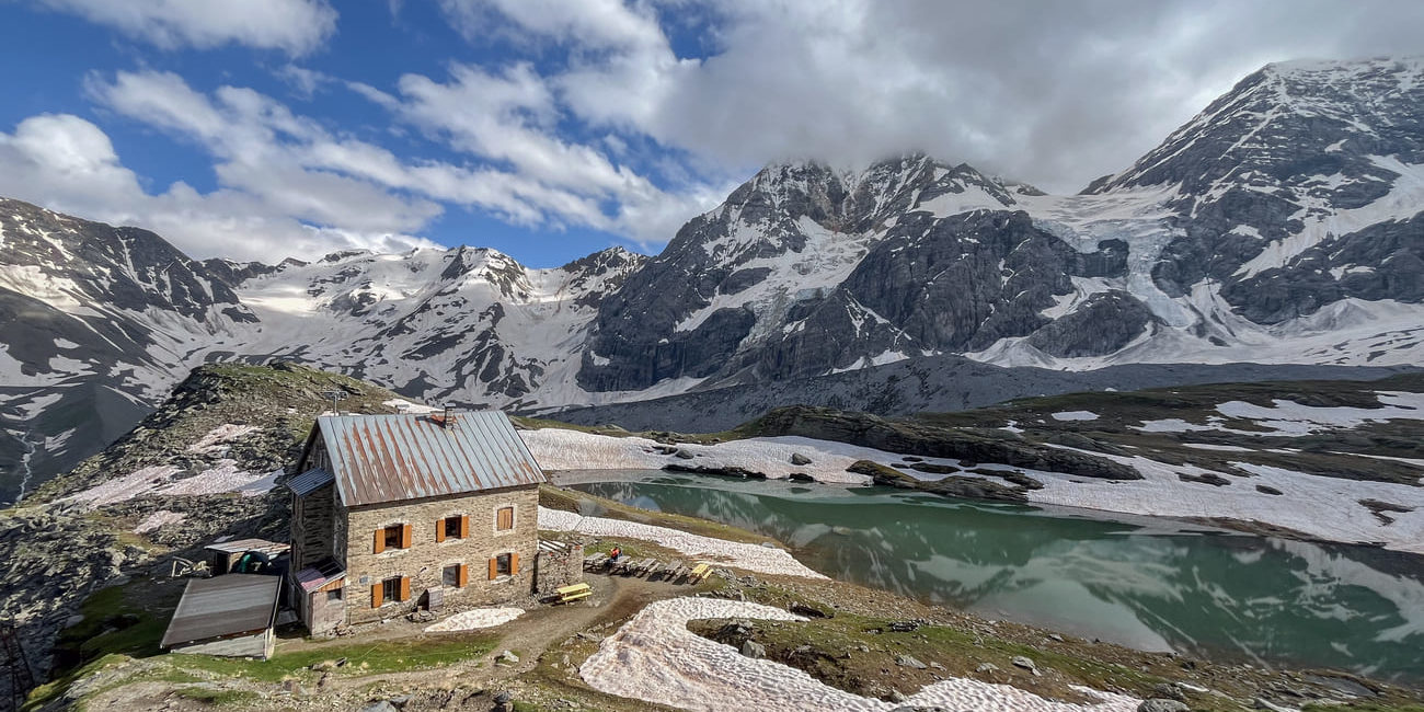 Die Hintergratütte malerisch an einem kleinen See gelegen, bildet den Ausgangspunkt für den Hintergrat am Ortler.