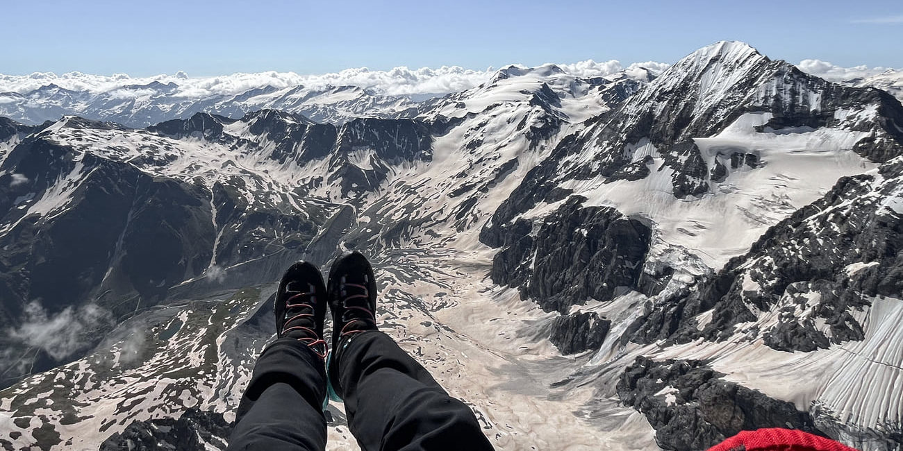 Endlich in der Luft nach dem Start am Ortlergipfel. Im Hintergrund die Köngisspitze.