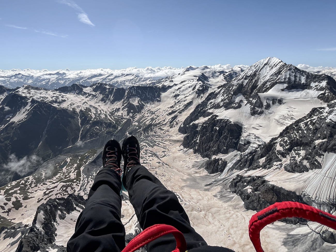 Endlich in der Luft nach dem Start am Ortlergipfel. Im Hintergrund die Köngisspitze.
