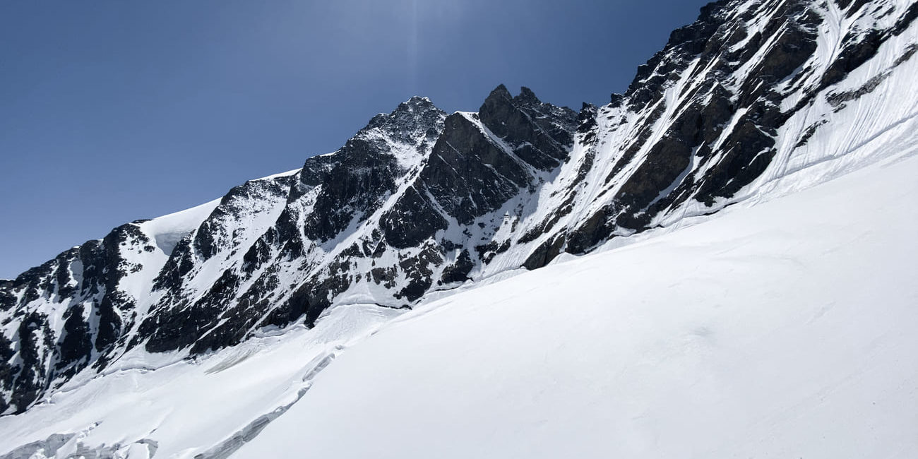Die Großglockner Nordwand mit der "Mayerlrampe" in Bildmitte.