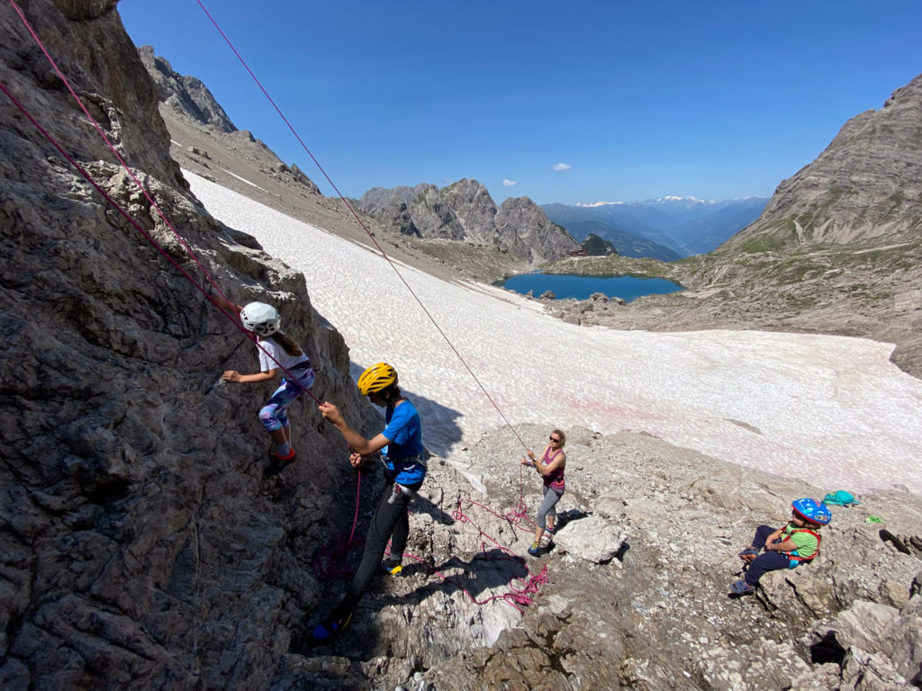 Kletterkurs für Anfänger im alpinen Ambiente hinter der Karlsbader Hütte. Perfekt um der Sommerhitze zu entfliehen!