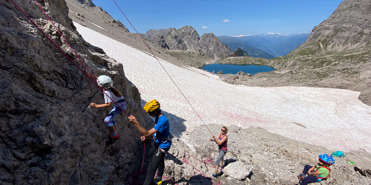 Kletterkurs für Anfänger im alpinen Ambiente hinter der Karlsbader Hütte. Perfekt um der Sommerhitze zu entfliehen!