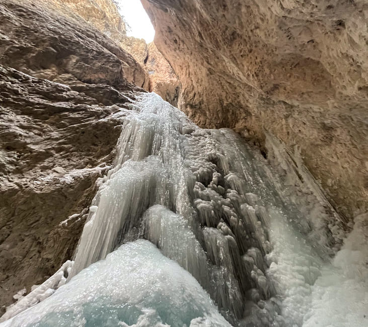 Eisklettern in einer tiefen Schlucht, hier im Gadertal.