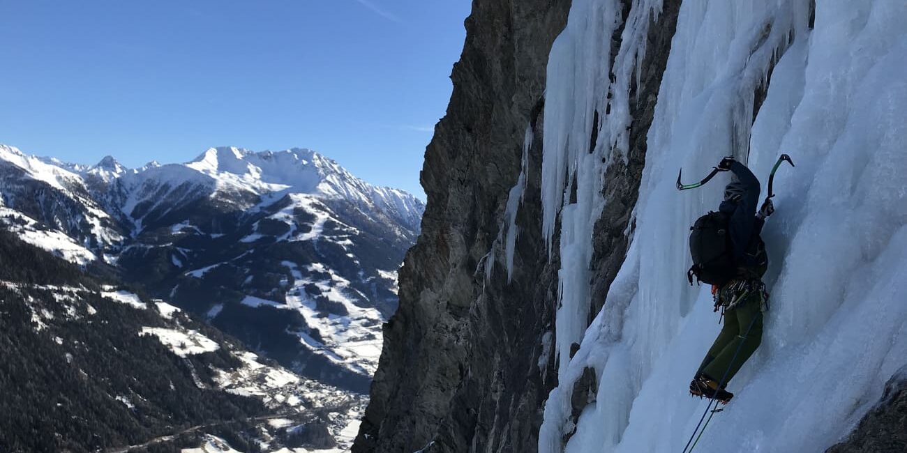 Die letzte Seillänge des Zedlacher Eisfalles, im Hintergrund das Schigebiet Glocknerresort.