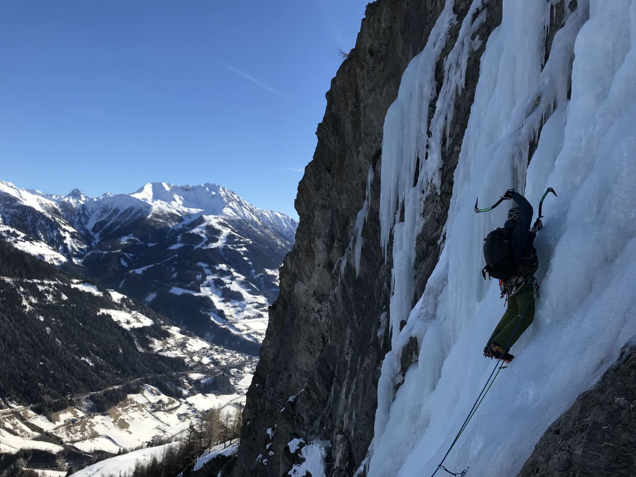Die letzte Seillänge des Zedlacher Eisfalles, im Hintergrund das Schigebiet Glocknerresort.