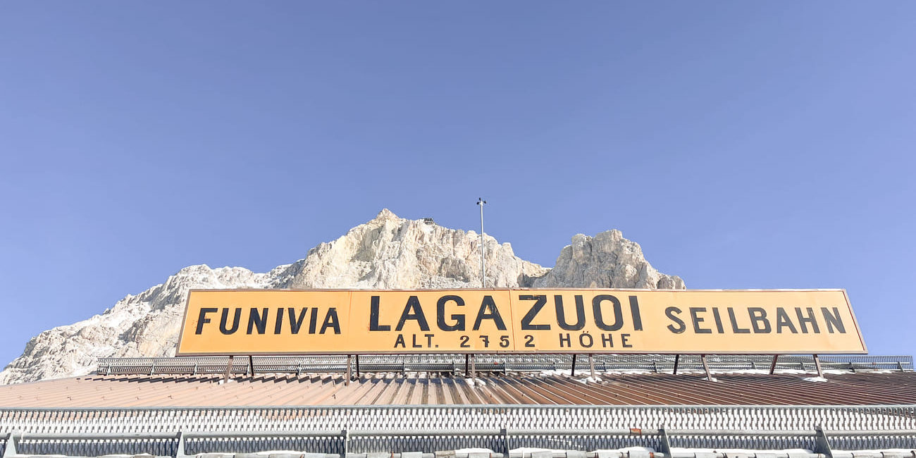 Am Falzaregopass geht es mit der Bahn zur Lagazuoi Hütte hoch.