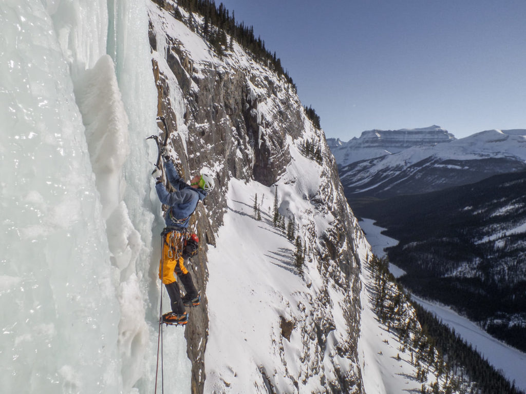Eisklettern in der Sonne ist in den Rocky Mountains keine Seltenheit. Hier im oberen Teil der "Weeping Wall", WI6