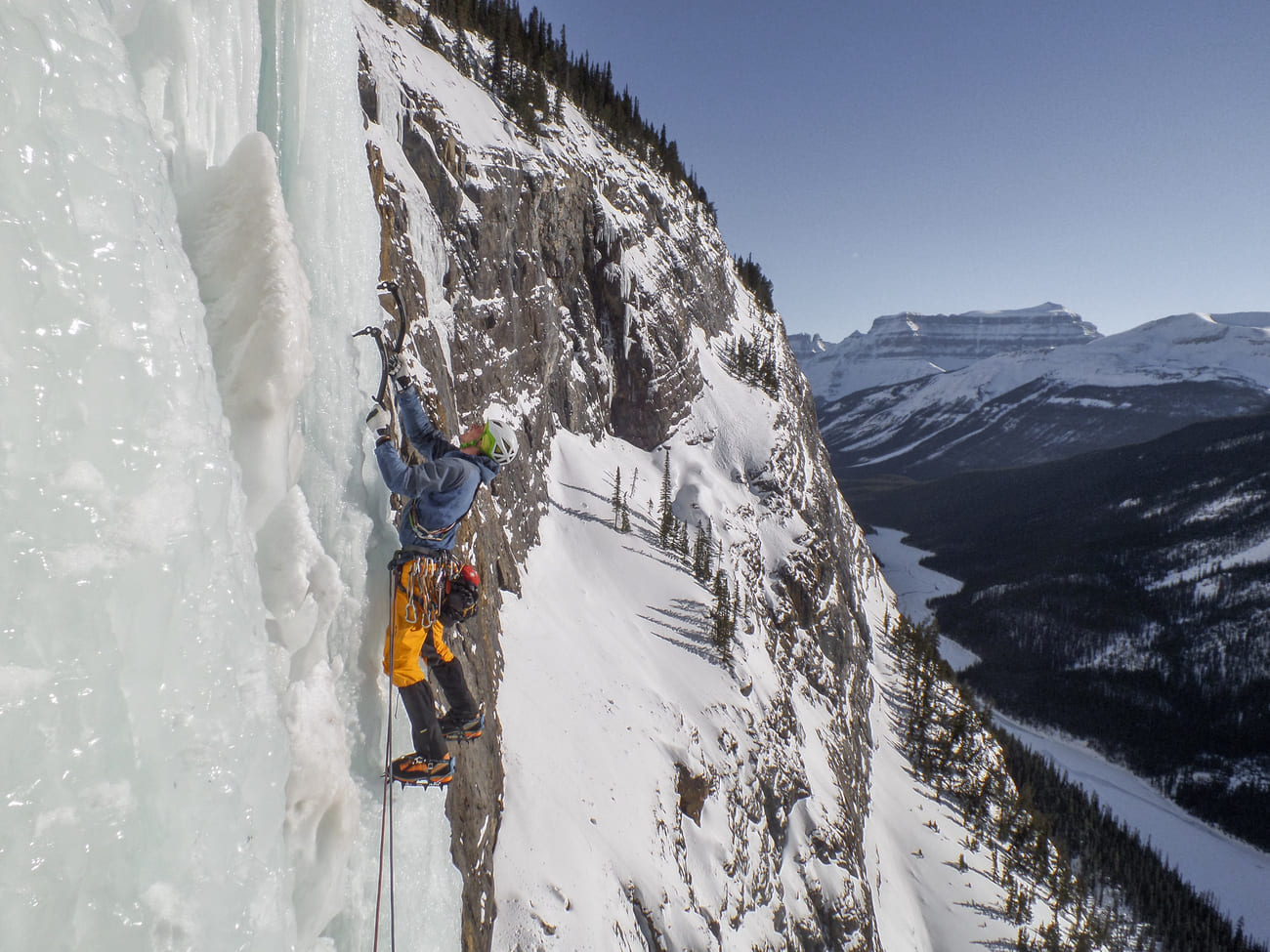 Eisklettern in der Sonne ist in den Rocky Mountains keine Seltenheit. Hier im oberen Teil der "Weeping Wall", WI6