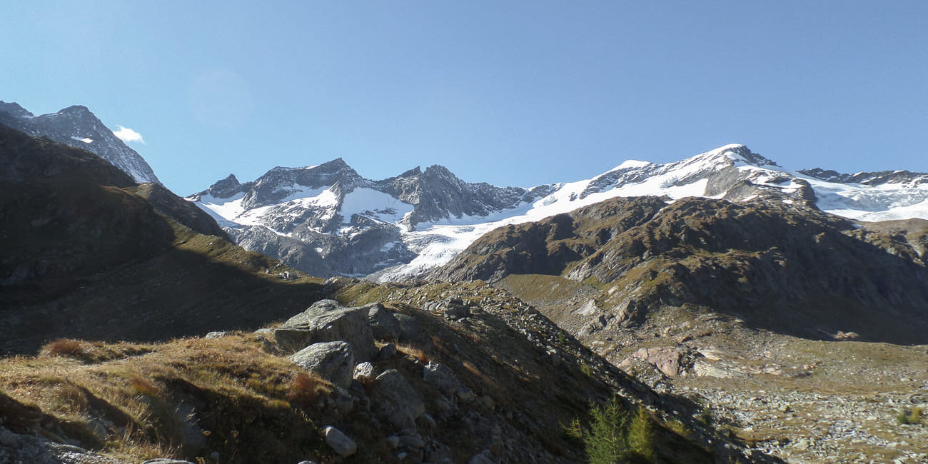 Zustieg zur Essener Rostocker Hütte. Die Gubachspitzen und die Simonyspitzen im Hintergrund.