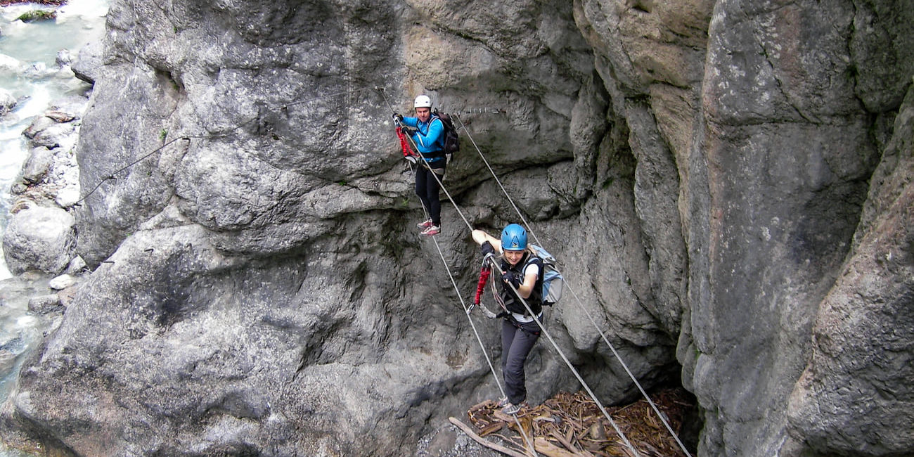 Eine Seilbrücke am Anfang des Galitzenklamm Klettersteiges.