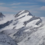 Die Rötspitze ragt aus den Wolken heraus.