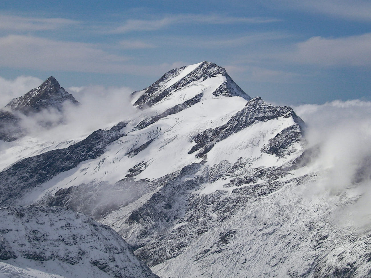 Die Rötspitze ragt aus den Wolken heraus.