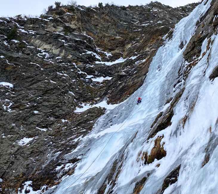 Ein breites Eisschild folgt im mittleren Teil - genußvolle Eisseillängen