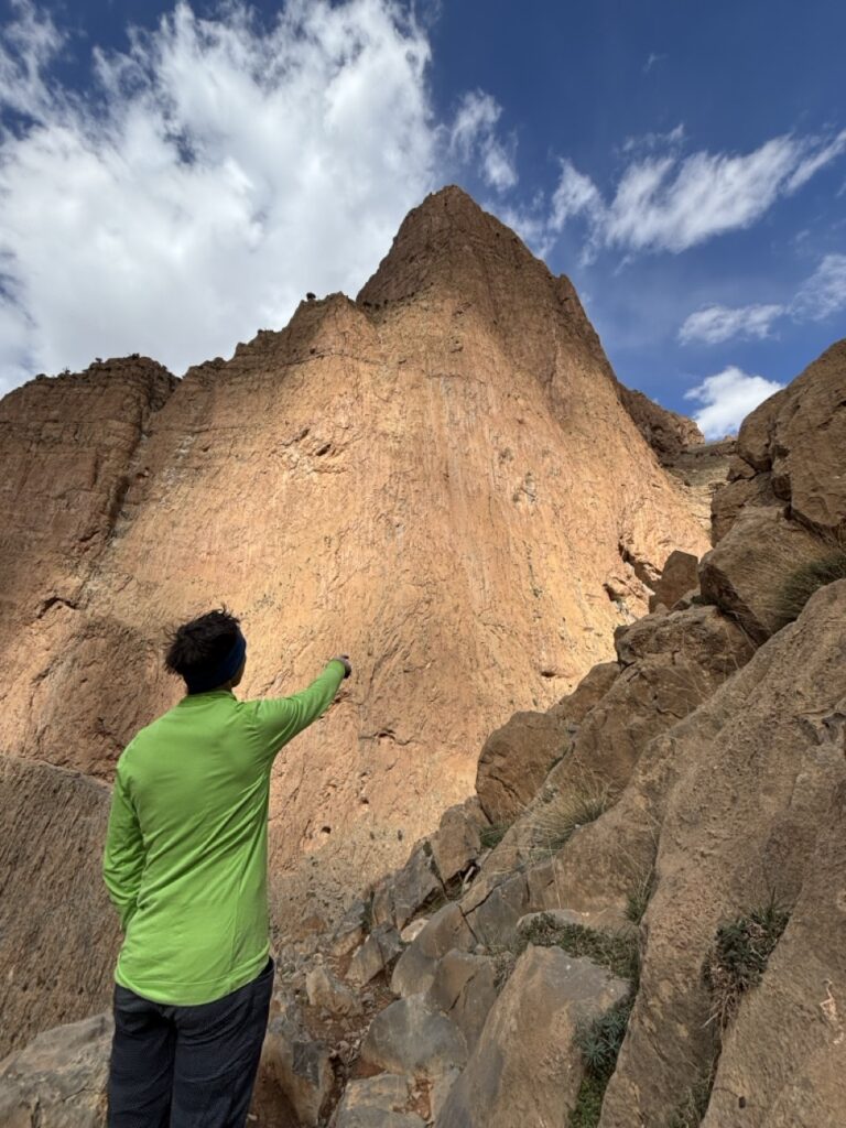 Die Südwestwand des Touijad, eine steile ü ber 500m hohe Kalkwand