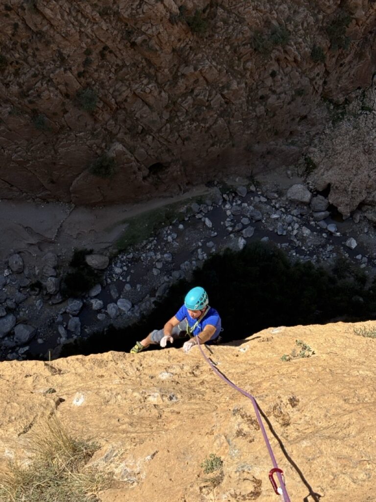 Vom Schatten in die Sonne - atlethische Kletterei in der Susurro Berber