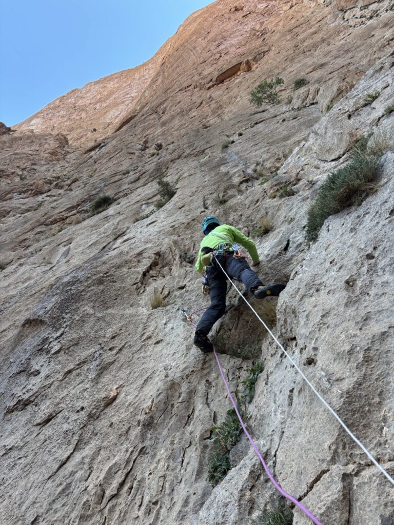 Die ersten Meter der über 14 Seillängen Route “Axe du Mal”