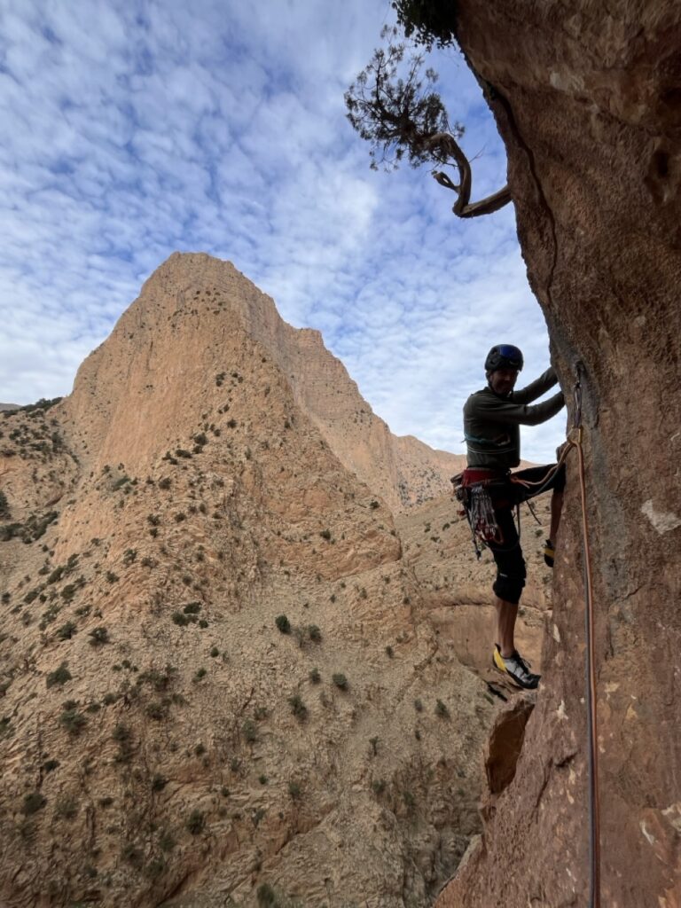 Aus einer kleinen Höhle startet die heutige Route in der Taghiaschlucht!