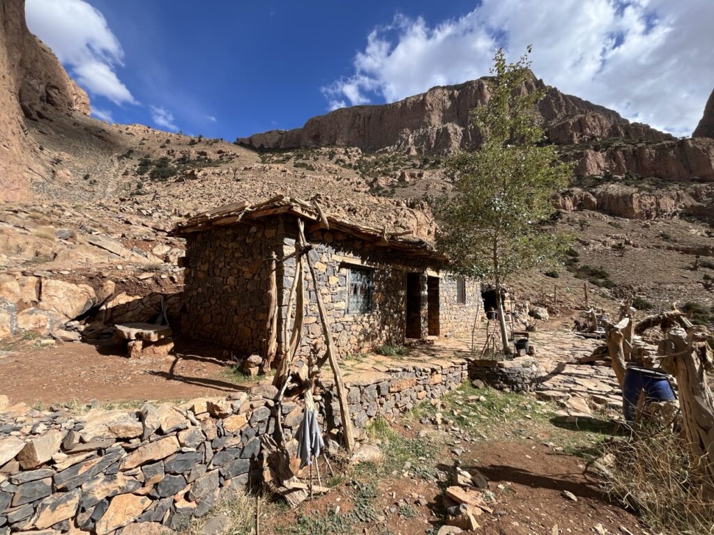 Eine kleine Hütte bietet eine Notunterkunft für Kletterer und Bergsteiger