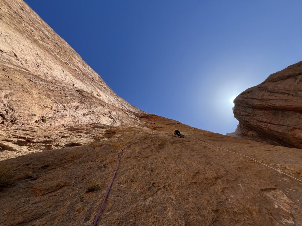 Der Sonne entgegen in den Platten der “Axe du mal”