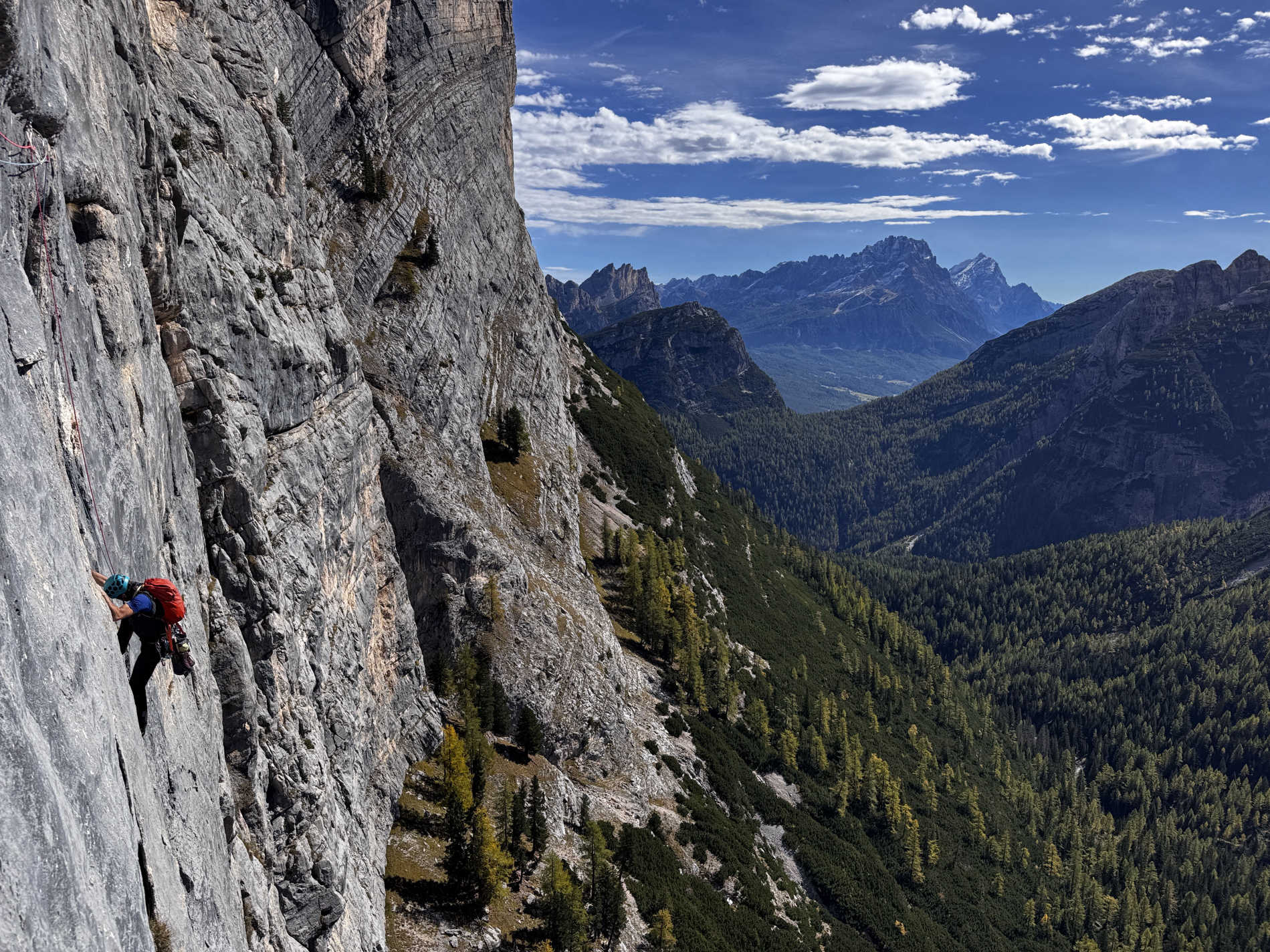 Kurz vor dem langen Quergang, Sorapis und Antelao im Hintergrund - Super Ponzio, Spalti di Col Becchei.